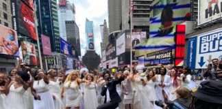 Man Proposes to women Times Square
