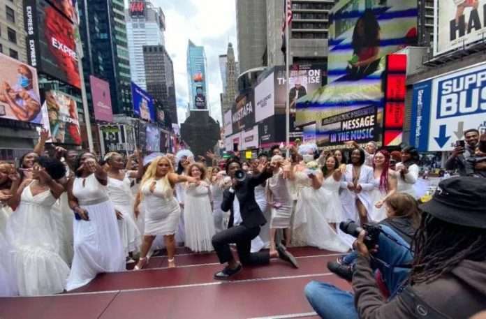 Man Proposes to women Times Square